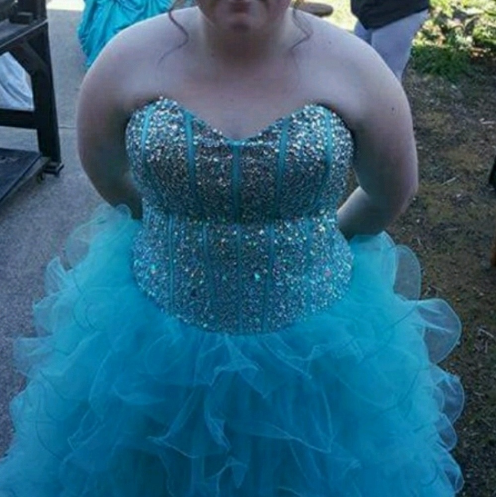 FORMAL DRESS - Picture 2 of 4